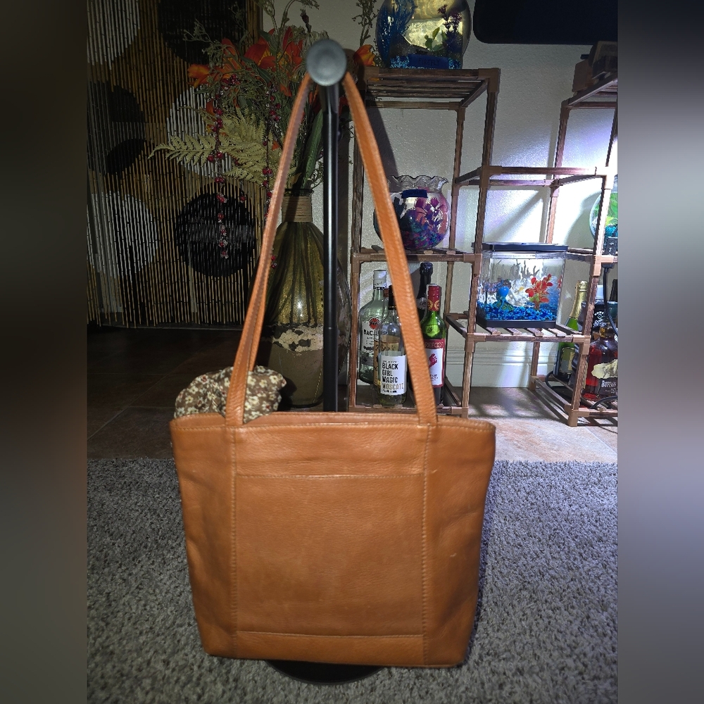 👜 Tan Leather Tote with Floral Scarf Accent In Preloved Condition - Picture 2 of 9